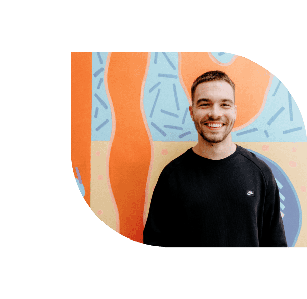 Paar, welches Freudensprünge macht.