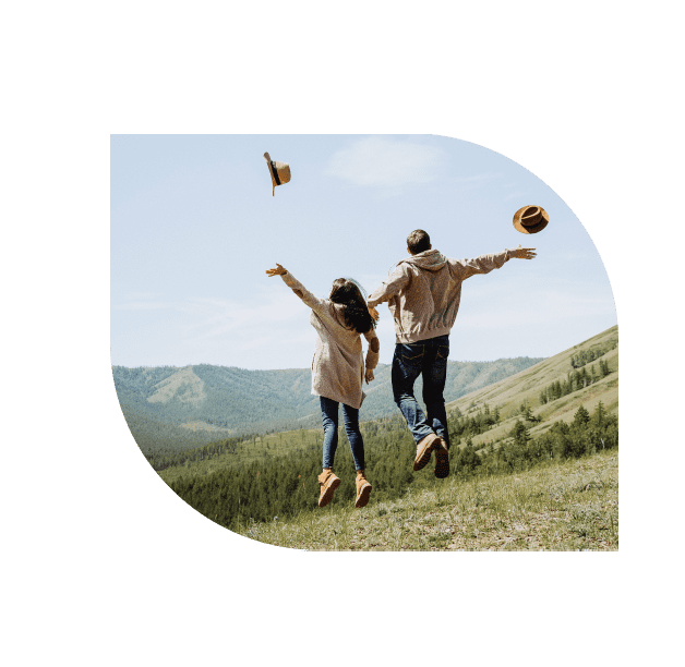 Glücklich aussehender junger Mann.